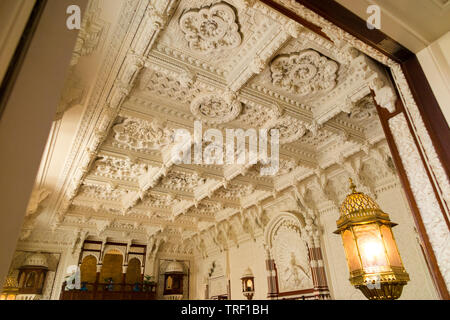 Die sehr aufwendige und verzierten Decke des Durbar Zimmer im Osborne House auf der Isle of Wight. UK. Der Durbar Zimmer wurde von Queen Victoria, die nach dem Tod von Ehemann Prinz Albert. (99) Stockfoto