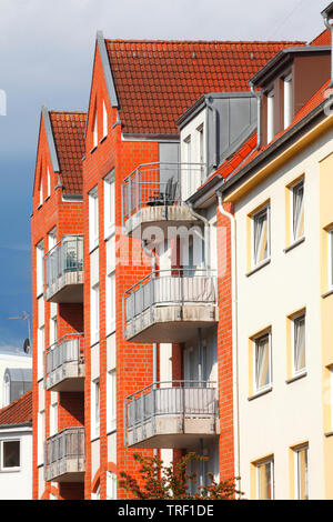Moderne Wohnhäuser, rote Dächer, Dach Giebel, Dach, Dachziegel, Lübeck, Schleswig-Holstein, Deutschland, Europa Stockfoto