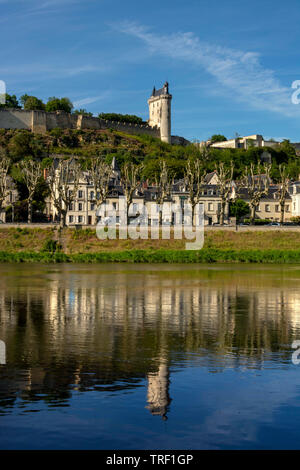 Der Fluss Vienne und die Festung von Chinon, Indre et Loire, Centre Val de Loire, Frankreich, Europa Stockfoto