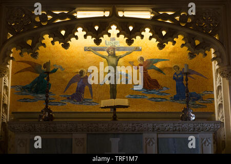 Der Altar mit dem Bild des gekreuzigten Christus Jesus am Kreuz. St Nicholas-in-Castro Kapelle. Carisbrooke Castle auf der Isle of Wight. UK. (99) Stockfoto