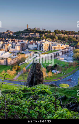 Schottische Parialment Gebäude vom Holyrood Park Stockfoto