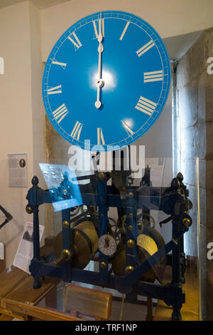 Die East Cowes Castle Turret Clock auf Anzeige im kleinen Museum in Carisbrooke Castle. Carisbrooke, Isle of Wight, Großbritannien. (99) Stockfoto