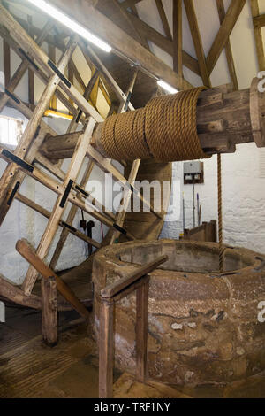 Lauffläche der mechanischen Mechanismus für die Zeichnung/heben Eimer frisches Wasser aus dem Brunnen im Inneren Carisbrooke Castle. (99) Stockfoto