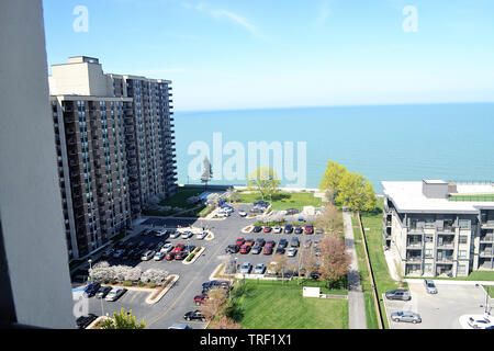 Eine aria Ansicht aus einer 19-stöckiger Kondominium Gebäude auf den Parkplatz und den Lake Ontario an einem sonnigen Frühlingstag Stockfoto