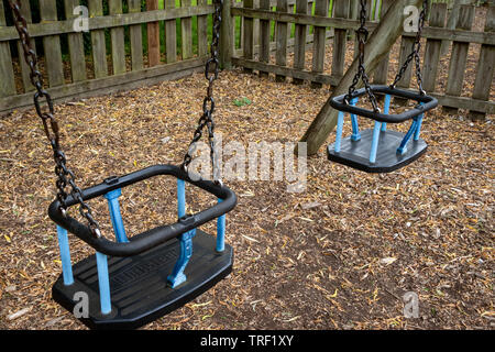 Kinderspielplatz/Spielbereich mit Rutschen, Schaukeln, Fahrgeschäfte und Seil Klettergerüsten und Netze Stockfoto