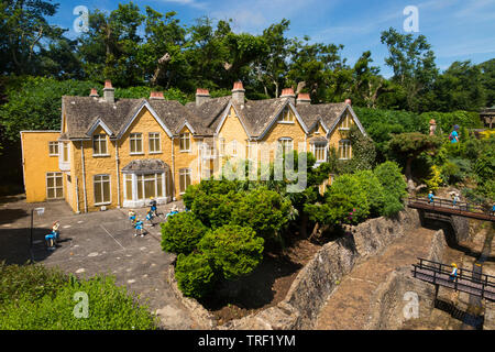 Szene der Häuser/Wohnhaus und andere kleine Gebäude und Landschaft, innerhalb der Model Village, Godshill, Ventnor, Isle of Wight UK (99) Stockfoto