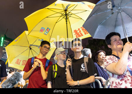 Hong Kong. 04 Juni, 2019. Ein Abendessen bei Kerzenschein Mahnwache findet in Hong Kong's Victoria Park zum 30. Jahrestag des Massakers auf dem Platz des himmlischen Friedens in Peking 1989 in China zu markieren. Als der einzige Ort auf Chinesisch Soli, dass eine solche Rally erlaubt ist, die Massen sind überlaufen Menschen befürchten, die ständig sich verschlechternde Menschenrechtslage in China. Alamy Live News Credit: Jayne Russell/Alamy leben Nachrichten Stockfoto