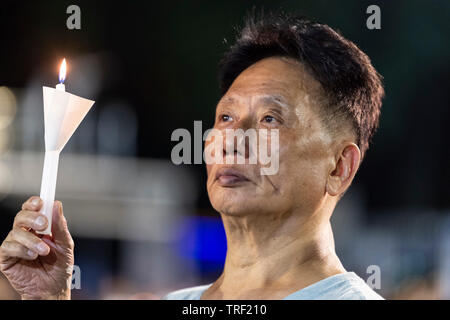 Hong Kong. 04 Juni, 2019. Ein Abendessen bei Kerzenschein Mahnwache findet in Hong Kong's Victoria Park zum 30. Jahrestag des Massakers auf dem Platz des himmlischen Friedens in Peking 1989 in China zu markieren. Als der einzige Ort auf Chinesisch Soli, dass eine solche Rally erlaubt ist, die Massen sind überlaufen Menschen befürchten, die ständig sich verschlechternde Menschenrechtslage in China. Alamy Live News Credit: Jayne Russell/Alamy leben Nachrichten Stockfoto