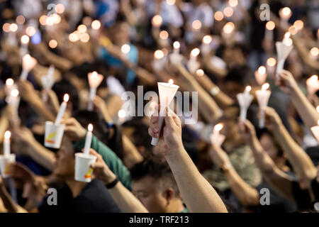 Hong Kong. 04 Juni, 2019. Ein Abendessen bei Kerzenschein Mahnwache findet in Hong Kong's Victoria Park zum 30. Jahrestag des Massakers auf dem Platz des himmlischen Friedens in Peking 1989 in China zu markieren. Als der einzige Ort auf Chinesisch Soli, dass eine solche Rally erlaubt ist, die Massen sind überlaufen Menschen befürchten, die ständig sich verschlechternde Menschenrechtslage in China. Alamy Live News Credit: Jayne Russell/Alamy leben Nachrichten Stockfoto