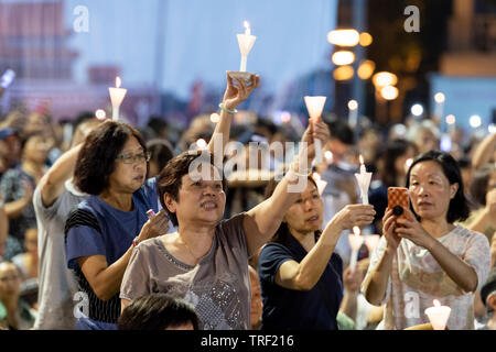 Hong Kong. 04 Juni, 2019. Ein Abendessen bei Kerzenschein Mahnwache findet in Hong Kong's Victoria Park zum 30. Jahrestag des Massakers auf dem Platz des himmlischen Friedens in Peking 1989 in China zu markieren. Als der einzige Ort auf Chinesisch Soli, dass eine solche Rally erlaubt ist, die Massen sind überlaufen Menschen befürchten, die ständig sich verschlechternde Menschenrechtslage in China. Alamy Live News Credit: Jayne Russell/Alamy leben Nachrichten Stockfoto