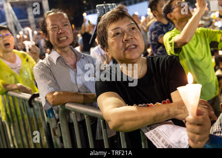 Hong Kong. 04 Juni, 2019. Ein Abendessen bei Kerzenschein Mahnwache findet in Hong Kong's Victoria Park zum 30. Jahrestag des Massakers auf dem Platz des himmlischen Friedens in Peking 1989 in China zu markieren. Als der einzige Ort auf Chinesisch Soli, dass eine solche Rally erlaubt ist, die Massen sind überlaufen Menschen befürchten, die ständig sich verschlechternde Menschenrechtslage in China. Alamy Live News Credit: Jayne Russell/Alamy leben Nachrichten Stockfoto