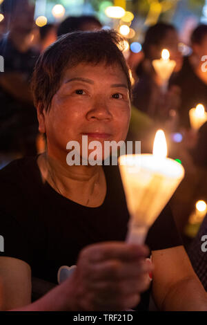 Hong Kong. 04 Juni, 2019. Ein Abendessen bei Kerzenschein Mahnwache findet in Hong Kong's Victoria Park zum 30. Jahrestag des Massakers auf dem Platz des himmlischen Friedens in Peking 1989 in China zu markieren. Als der einzige Ort auf Chinesisch Soli, dass eine solche Rally erlaubt ist, die Massen sind überlaufen Menschen befürchten, die ständig sich verschlechternde Menschenrechtslage in China. Alamy Live News Credit: Jayne Russell/Alamy leben Nachrichten Stockfoto