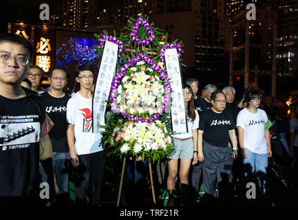 Hong Kong. 04 Juni, 2019. Ein Abendessen bei Kerzenschein Mahnwache findet in Hong Kong's Victoria Park zum 30. Jahrestag des Massakers auf dem Platz des himmlischen Friedens in Peking 1989 in China zu markieren. Als der einzige Ort auf Chinesisch Soli, dass eine solche Rally erlaubt ist, die Massen sind überlaufen Menschen befürchten, die ständig sich verschlechternde Menschenrechtslage in China. Alamy Live News Credit: Jayne Russell/Alamy leben Nachrichten Stockfoto