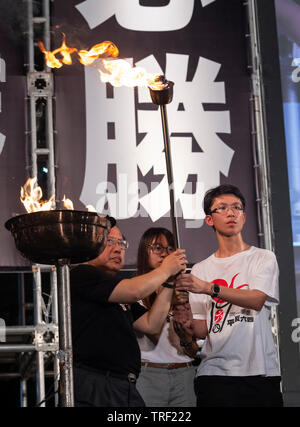 Hong Kong. 04 Juni, 2019. Ein Abendessen bei Kerzenschein Mahnwache findet in Hong KongÕs Victoria Park zum 30. Jahrestag des Massakers auf dem Platz des himmlischen Friedens in Peking 1989 in China zu markieren. Als der einzige Ort auf Chinesisch Soli, dass eine solche Rally erlaubt ist, die Massen sind überlaufen Menschen befürchten, die ständig sich verschlechternde Menschenrechtslage in China. Alamy Live News Credit: Jayne Russell/Alamy leben Nachrichten Stockfoto