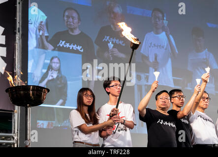 Hong Kong. 04 Juni, 2019. Ein Abendessen bei Kerzenschein Mahnwache findet in Hong KongÕs Victoria Park zum 30. Jahrestag des Massakers auf dem Platz des himmlischen Friedens in Peking 1989 in China zu markieren. Als der einzige Ort auf Chinesisch Soli, dass eine solche Rally erlaubt ist, die Massen sind überlaufen Menschen befürchten, die ständig sich verschlechternde Menschenrechtslage in China. Alamy Live News Credit: Jayne Russell/Alamy leben Nachrichten Stockfoto