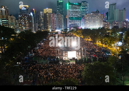 Hong Kong. 04 Juni, 2019. Ein Abendessen bei Kerzenschein Mahnwache findet in Hong Kong's Victoria Park zum 30. Jahrestag des Massakers auf dem Platz des himmlischen Friedens in Peking 1989 in China zu markieren. Als der einzige Ort auf Chinesisch Soli, dass eine solche Rally erlaubt ist, die Massen sind überlaufen Menschen befürchten, die ständig sich verschlechternde Menschenrechtslage in China. Alamy Live News Credit: Jayne Russell/Alamy leben Nachrichten Stockfoto