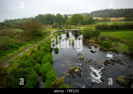 Postbridge ist ein Weiler im Herzen von Dartmoor in der englischen Grafschaft Devon. Es ist an der B 3212, etwa auf halbem Weg zwischen Princetown und Mor Stockfoto