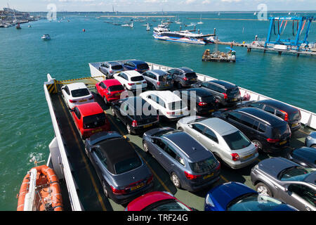 Offener wagen Deck eines Red Funnel Fähren reisen zwischen East Cowes auf der Isle of Wight und ihr Ziel, Southampton/UK Festland. UK. (99) Stockfoto