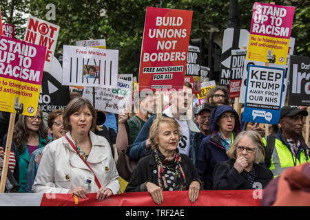 4. Juni, 2019. London, Großbritannien. Frances O'Grady, der Generalsekretär des TUC, Kate Hudson, CND und Lindsey Deutsch, Stoppt den Krieg Koalition an der Spitze des März. Zehntausende protestieren in London in einer nationalen Demonstration gegen US-Präsident Donald Trumps Staatsbesuch in Großbritannien. Die Demonstranten sammelten in Trafalgar Square, bevor Sie marschieren Whitehall, Downing Street, wo Trumpf war der britische Premierminister Theresa May. David Rowe/Alamy Leben Nachrichten. Stockfoto