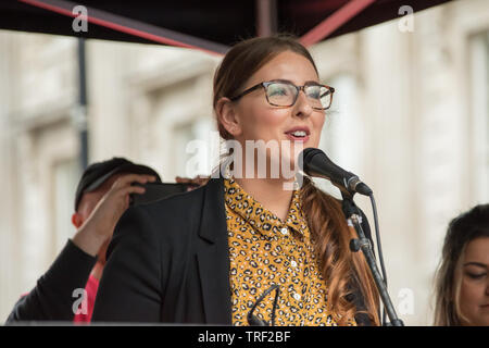 4. Juni, 2019. London, Großbritannien. Laura Pidcock, Labour MP Adressen die Masse auf Whitehall. Zehntausende protestieren in London in einer nationalen Demonstration gegen US-Präsident Donald Trumps Staatsbesuch in Großbritannien. Die Demonstranten sammelten in Trafalgar Square, bevor Sie marschieren Whitehall, Downing Street, wo Trumpf war der britische Premierminister Theresa May. David Rowe/Alamy Leben Nachrichten. Stockfoto