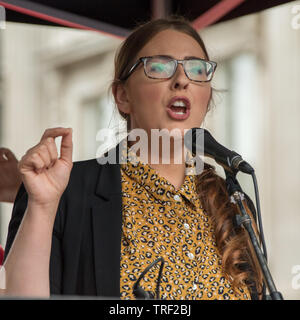 4. Juni, 2019. London, Großbritannien. Laura Pidcock, Labour MP Adressen die Masse auf Whitehall. Zehntausende protestieren in London in einer nationalen Demonstration gegen US-Präsident Donald Trumps Staatsbesuch in Großbritannien. Die Demonstranten sammelten in Trafalgar Square, bevor Sie marschieren Whitehall, Downing Street, wo Trumpf war der britische Premierminister Theresa May. David Rowe/Alamy Leben Nachrichten. Stockfoto