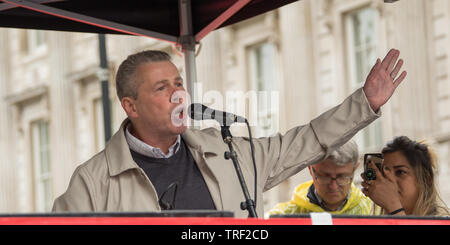 4. Juni, 2019. London, Großbritannien. Mark Serwotka, Generalsekretär des PCS union Adressen der Menge an Whitehall. Zehntausende protestieren in London in einer nationalen Demonstration gegen US-Präsident Donald Trumps Staatsbesuch in Großbritannien. Die Demonstranten sammelten in Trafalgar Square, bevor Sie marschieren Whitehall, Downing Street, wo Trumpf war der britische Premierminister Theresa May. David Rowe/Alamy Leben Nachrichten. Stockfoto