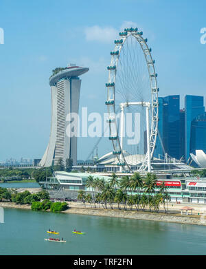 Marina Bay Sands, Singapur Flyer Riesenrad und motorsport Grand Prix GP Boxenstopp Einrichtungen an der Marina Bay in Singapur.