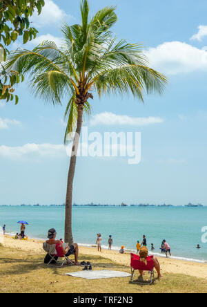 Menschen spielen und zum Strand von East Coast Park Singapur gehen auf einen sonnigen Tag. Stockfoto