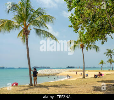 Menschen spielen und zum Strand von East Coast Park Singapur gehen auf einen sonnigen Tag. Stockfoto