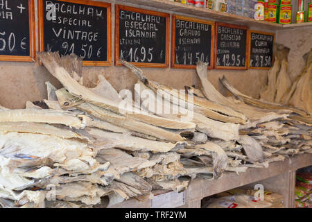 Portugal, Estremadura, in Lissabon, Baixa, Anzeige der Bacalhau Salz getrockneten Kabeljau. Stockfoto