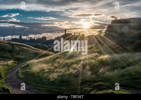 Dramatische Licht über dem Holyrood Park Calton Hill Stockfoto