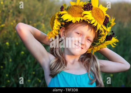 Ukrainische kid Mädchen am Feld mit Sonnenblumen in einem Feld mit Sonnenblumen. Die Ukraine Stockfoto