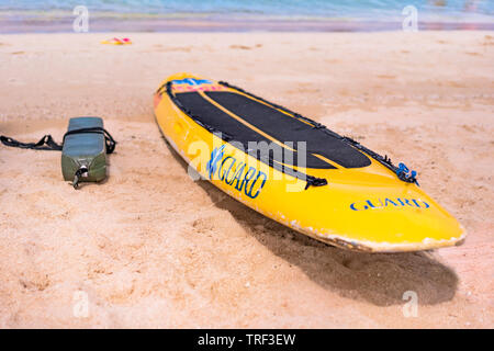 Rettungsschwimmer gelb Board und Boje auf der Sandstrand: Naminoue in Naha Stadt in der Präfektur Okinawa, Japan. Stockfoto