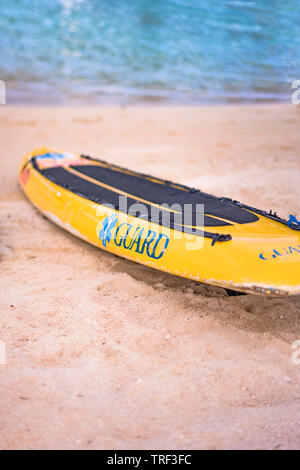 Rettungsschwimmer gelb Board und Boje auf der Sandstrand: Naminoue in Naha Stadt in der Präfektur Okinawa, Japan. Stockfoto