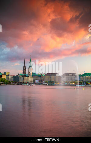 Hamburg, Deutschland. Stadtbild das Bild der Hamburger Innenstadt mit Rathaus während des Sonnenuntergangs. Stockfoto