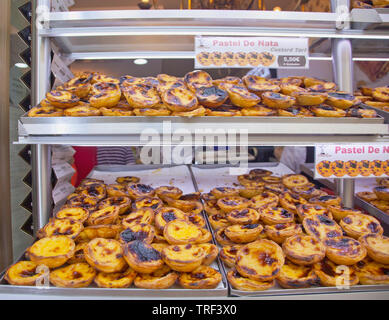 Portugal, Estremadura, Lissabon, Baixa, Anzeige der Pudding Kuchen und Gebäck. Stockfoto