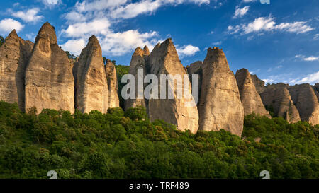 Frankreich, Alpes-de-Haute-Provence (04), Les Mées - Sonnenuntergang auf Felsen in der Nähe des Dorfes Les Mées, genannt 'Les Pénitents' Stockfoto