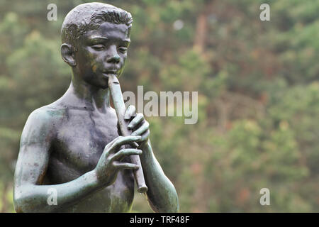 Der Flötenspieler (Flûtiste Jugendliche) von Henri König - Der Rosengarten - Parc La Grange - Genf Stockfoto