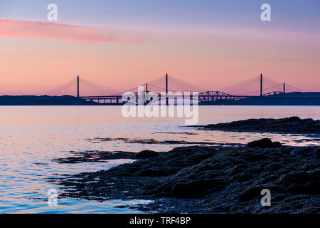 Sonnenaufgang mit den drei her Brücken in South Queensferry Stockfoto