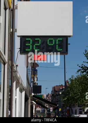 Straße digitales Thermometer mit einer Temperatur von 32 Grad Celsius in London, UK. Heat Wave Konzept. Stockfoto