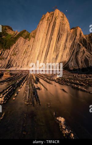 Strand von itzurun auf Zumaia mit dem berühmten flysch Küste, Baskenland. Stockfoto