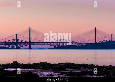 Sonnenaufgang mit den drei her Brücken in South Queensferry Stockfoto