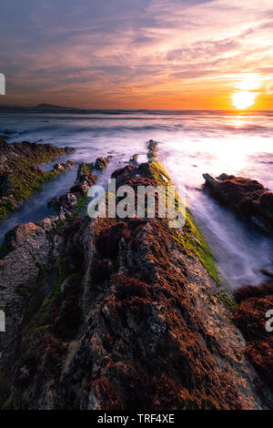 Sonnenuntergang am Strand von Biarritz in Biarritz, Baskenland. Stockfoto