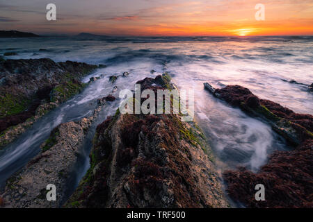 Sonnenuntergang am Strand von Biarritz in Biarritz, Baskenland. Stockfoto