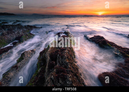 Sonnenuntergang am Strand von Biarritz in Biarritz, Baskenland. Stockfoto