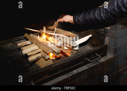 Nahaufnahme einer Hand Brand in einem Metall Koch Herd Stockfoto
