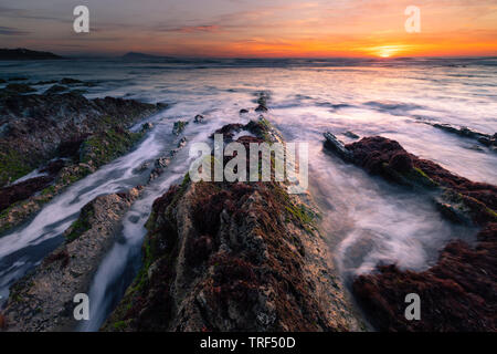 Sonnenuntergang am Strand von Biarritz in Biarritz, Baskenland. Stockfoto