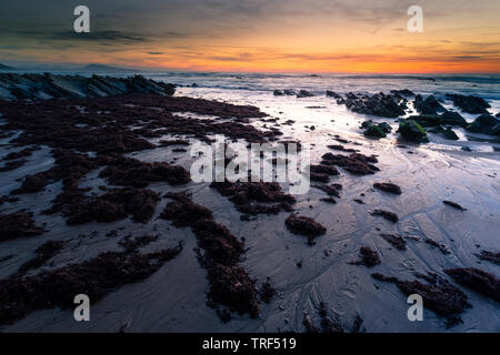 Sonnenuntergang am Strand von Biarritz in Biarritz, Baskenland. Stockfoto