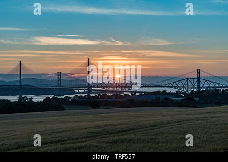 Sonnenaufgang mit den drei her Brücken in South Queensferry Stockfoto