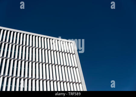 Modernes Bürogebäude mit vertikalen Fensterläden die Sonne auf den Bildschirm Stockfoto